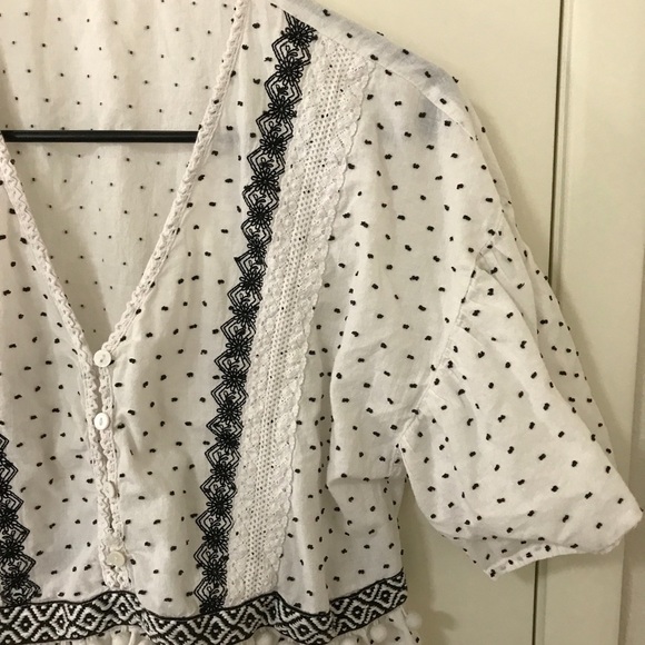 3/$15 Ellison white and black textured dot short sleeve peplum crop top size L - Picture 4 of 9